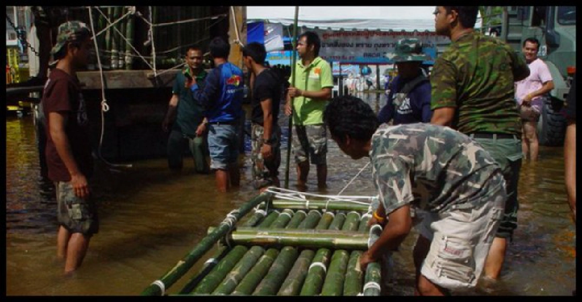 ทหารเรือต่อแพบวกสุขาแจกน้ำท่วม