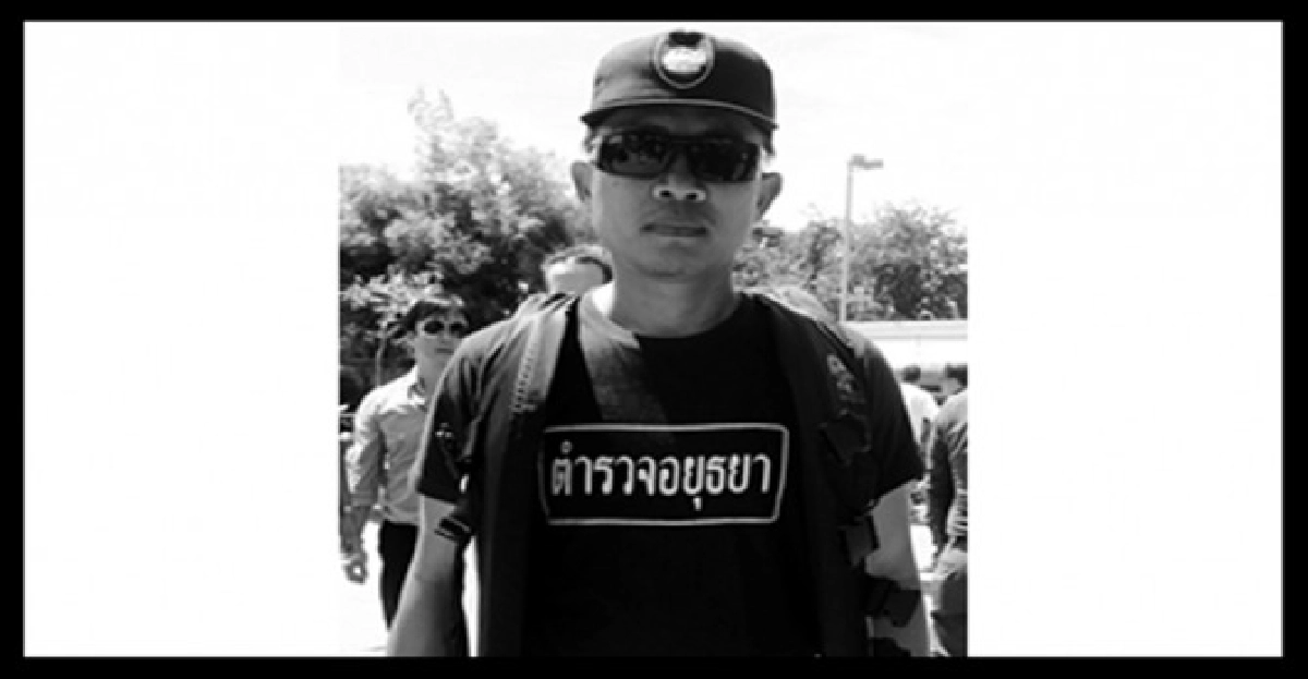 'เครื่องแบบ...ลุยน้ำท่วม' 'เครื่องแบบ...ลุยน้ำท่วม'