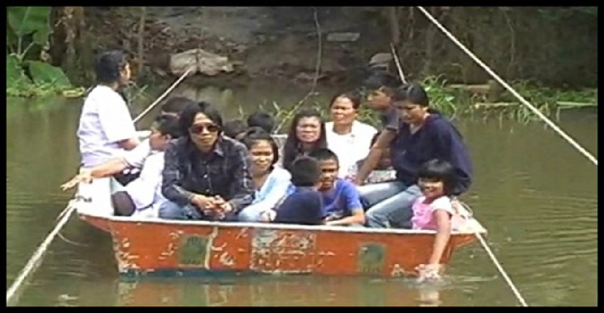 'น้ำท่วม'วัดระหารฯนั่งเรือเข้าทำบุญ 'น้ำท่วม'วัดระหารฯนั่งเรือเข้าทำบุญ