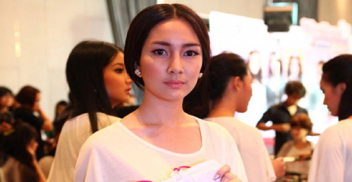 สาววัยใสร่วมใจช่วยน้ำท่วม
สาววัยใสร่วมใจช่วยน้ำท่วม