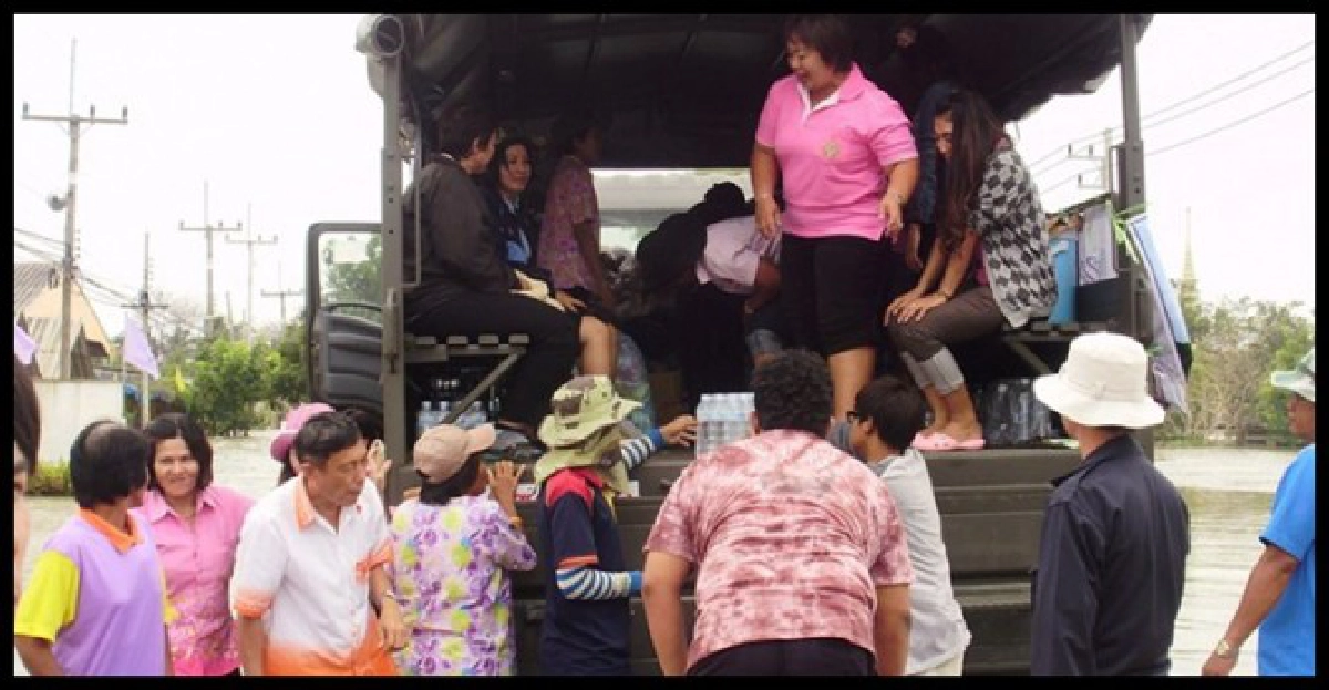ม.รามรับนศ.ดูแลผู้อพยพที่ราชมังคลาฯ ม.รามรับนศ.ดูแลผู้อพยพที่ราชมังคลาฯ