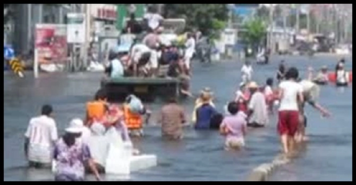 น้ำท่วมสูงหน้าบิ๊กคิงส์ถึงซอยลาดปลาดุก น้ำท่วมสูงหน้าบิ๊กคิงส์ถึงซอยลาดปลาดุก