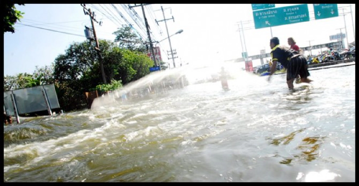 น้ำทะลักเข้าวัดสามพญาชิดแบงก์ชาติ