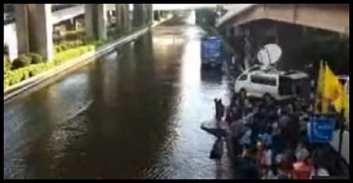 น้ำท่วม2ฝั่งถนนวิภาวดีรังสิต น้ำท่วม2ฝั่งถนนวิภาวดีรังสิต