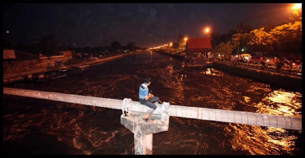 พุทธมณฑลท่วมชาวบ้านขนของหนีน้ำ พุทธมณฑลท่วมชาวบ้านขนของหนีน้ำ