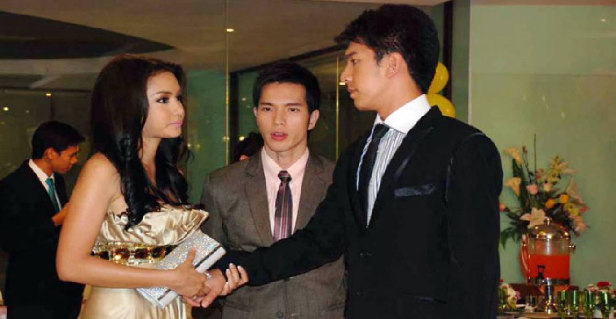 'เฟิร์ทส'จูบปาก'หยาด' 'เฟิร์ทส'จูบปาก'หยาด'