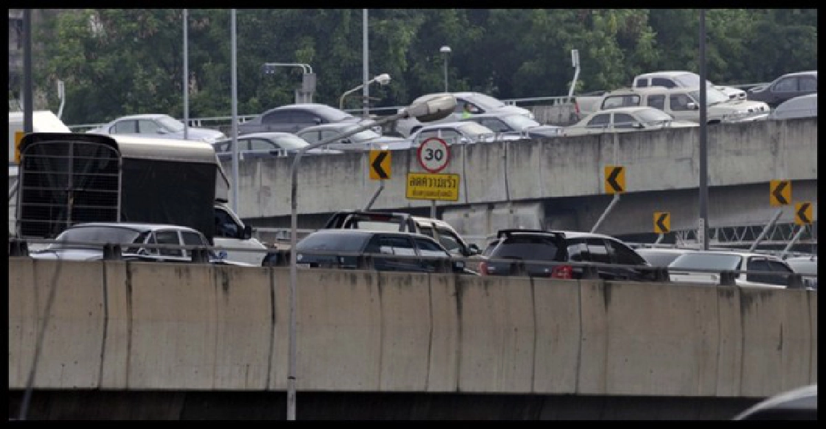 ห้ามจอดซ้อนคันจุดขึ้น-ลงสะพานข้ามแยก
ห้ามจอดซ้อนคันจุดขึ้น-ลงสะพานข้ามแยก