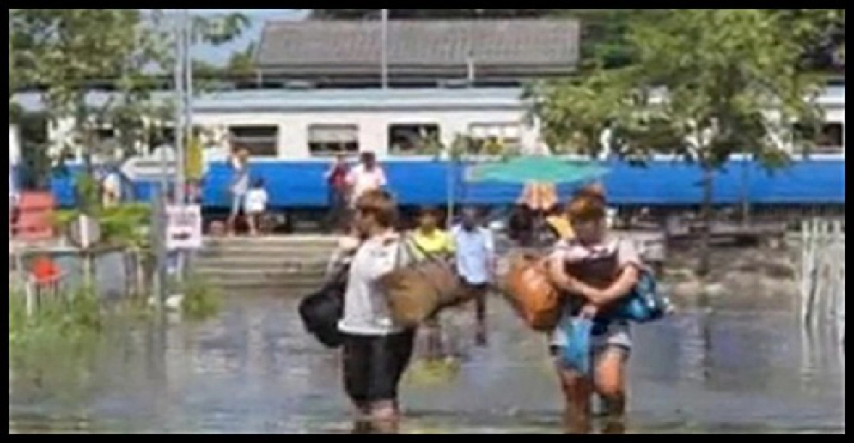 น้ำท่วมชุมชนริมทางรถไฟศาลายา น้ำท่วมชุมชนริมทางรถไฟศาลายา