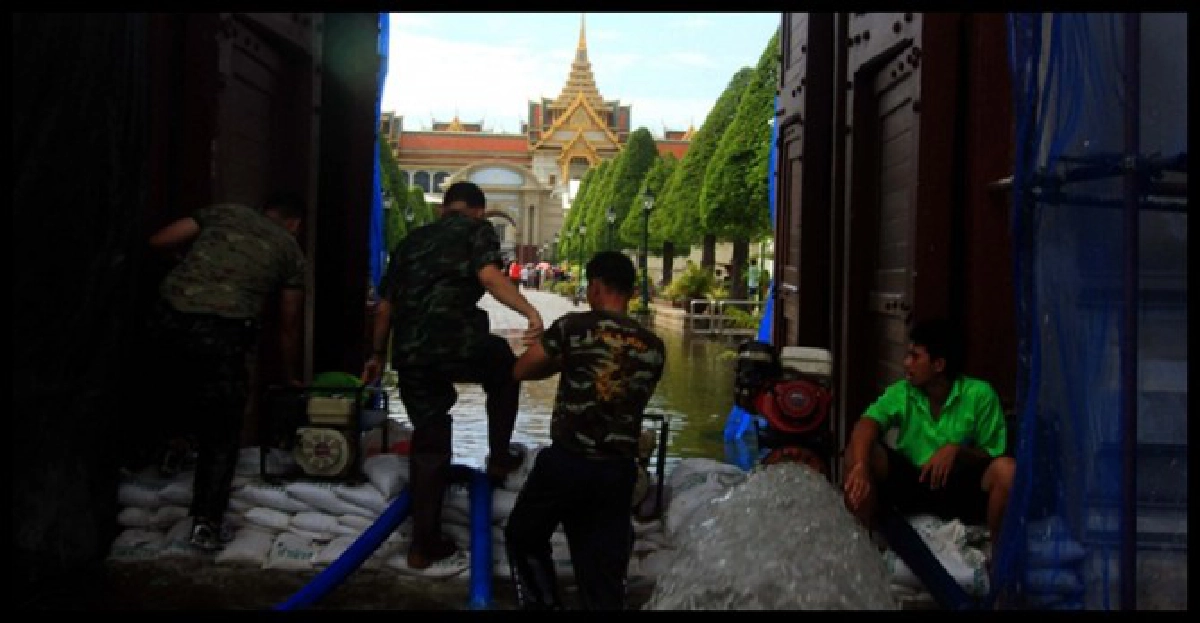 'วัดพระแก้ว-ศาลฎีกา'น้ำเอ่อเข้าท่วม!
 
