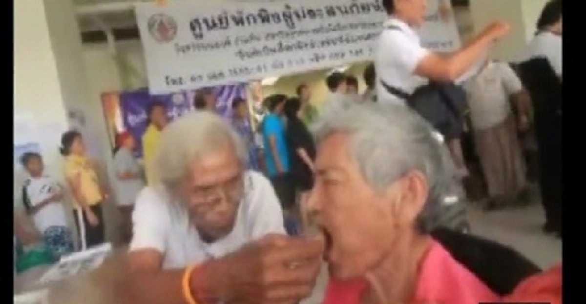 น้ำท่วมแพ้ใจคุณตาดูแลคุณยาย