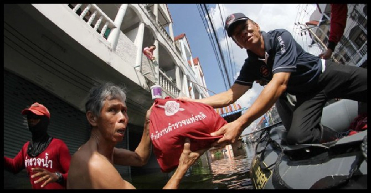ตร.น้ำล่องเรือแจกถุงยังชีพ-ล่าแก๊งแมวน้ำ