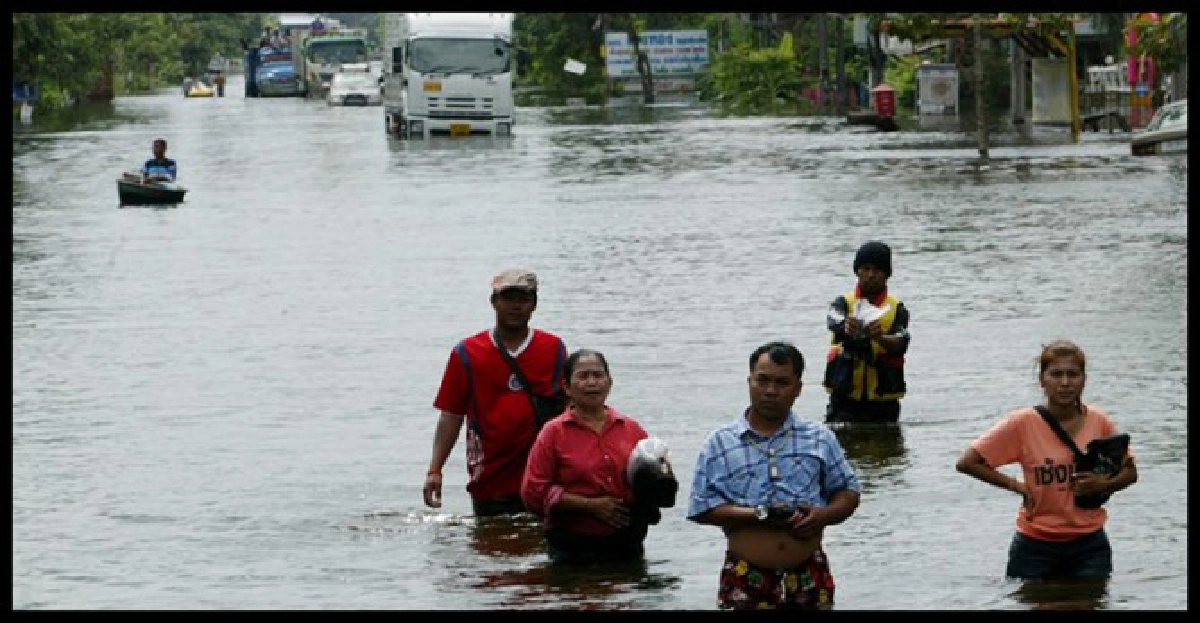 ทะเลหนุนดันท่าจีนท่วมตลาดมหาชัย 
