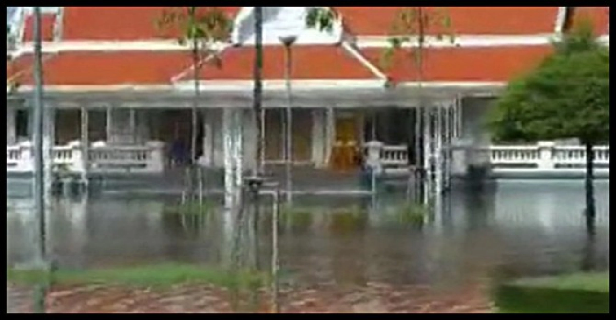 น้ำเอ่อท่วม!วัดพระศรีมหาธาตุฯ น้ำเอ่อท่วม!วัดพระศรีมหาธาตุฯ