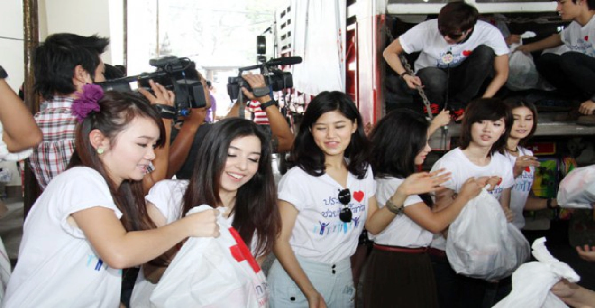 หญิง-อลิซ อาร์สยาม มอบเรือสภากาชาดไทย 