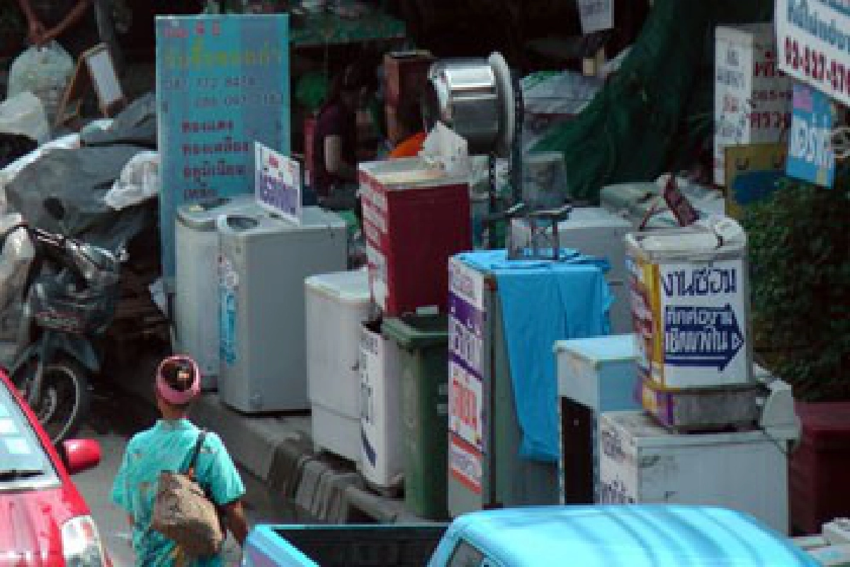 วางของเก่าล้นถนน
วางของเก่าล้นถนน
