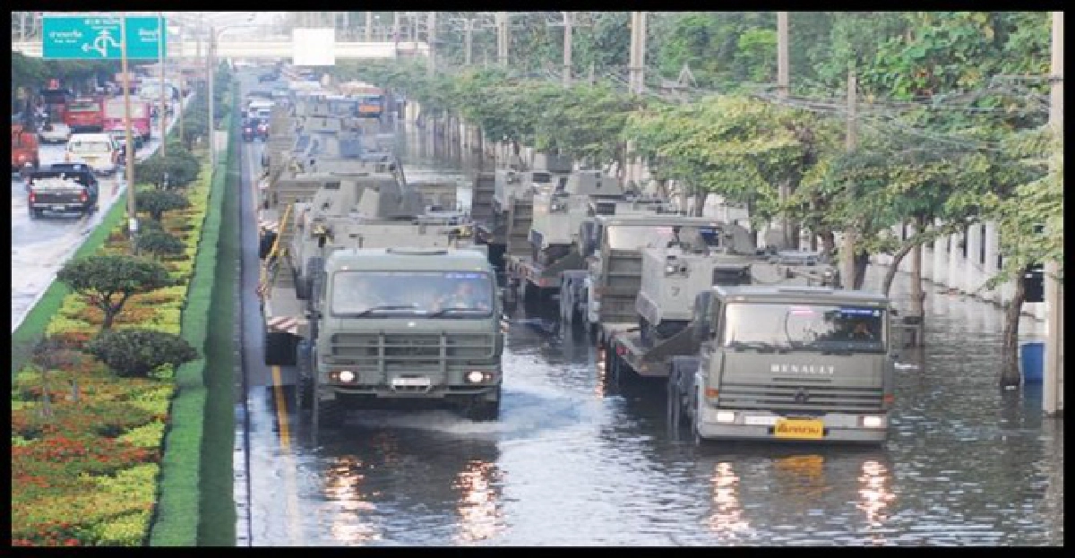 ขนย้ายรถสายพานลำเลียงหนีน้ำ ขนย้ายรถสายพานลำเลียงหนีน้ำ