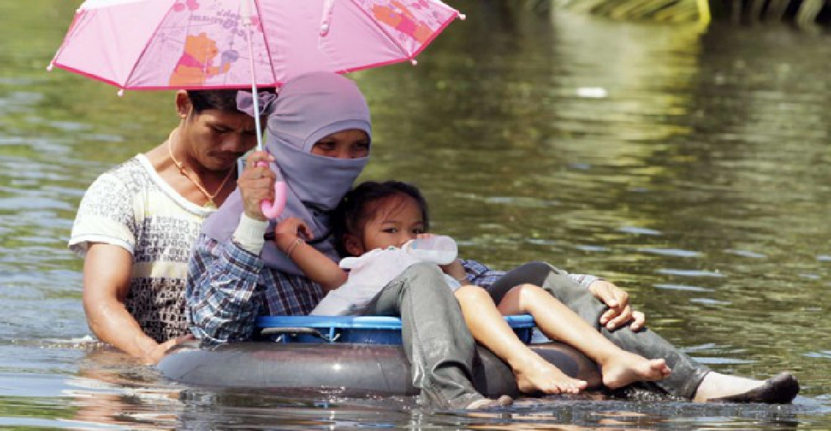 น้ำล้นคลองน้ำตานองทุ่ง
น้ำล้นคลองน้ำตานองทุ่ง