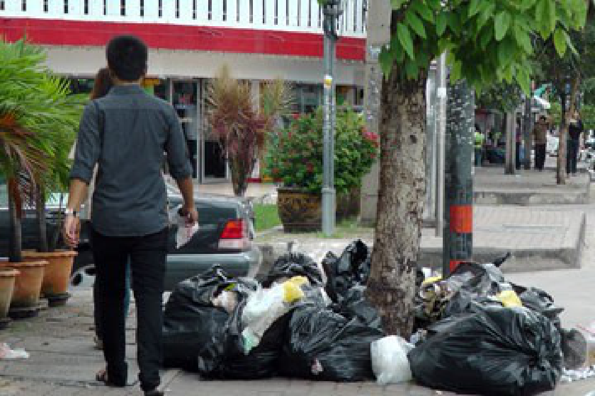 กองขยะบนทางเท้า
กองขยะบนทางเท้า