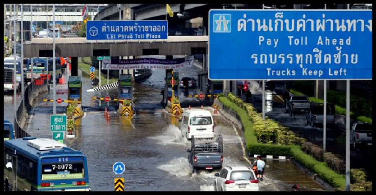 รัชโยธินสู่แยกรัชดาลาดพร้าวเริ่มท่วม รัชโยธินสู่แยกรัชดาลาดพร้าวเริ่มท่วม
