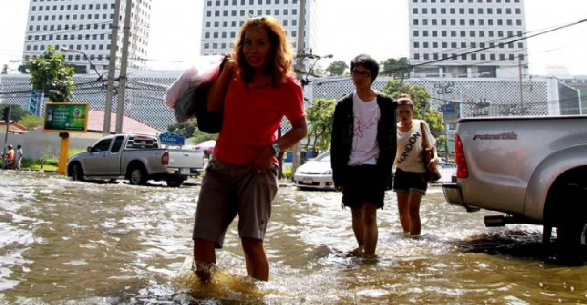 น้ำยังคงท่วมสูงแยกรัชโยธิน-แยกเกษตร น้ำยังคงท่วมสูงแยกรัชโยธิน-แยกเกษตร