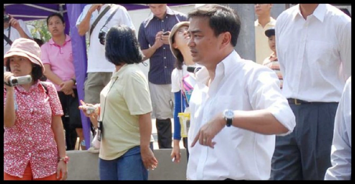 'มาร์ค'นำทีมลงพื้นที่บางแค
'มาร์ค'นำทีมลงพื้นที่บางแค