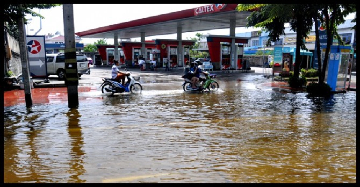 น้ำถึงถนนกำแพงเพชรแล้ว
 

