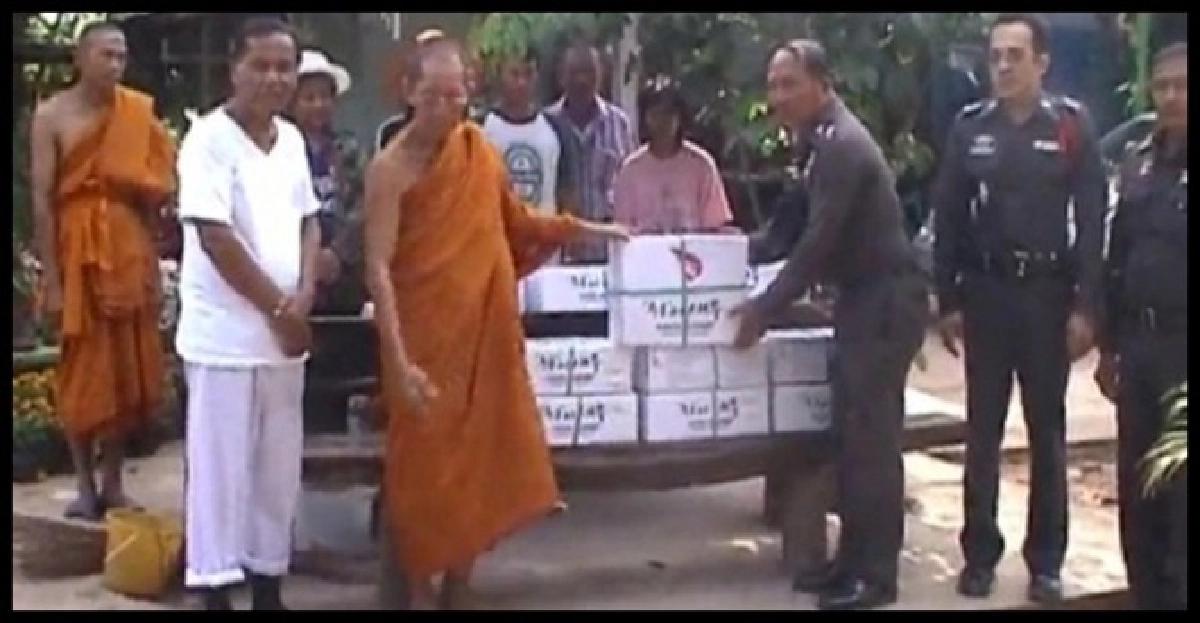 อดีตรมช.หนีภัยน้ำท่วมอาศัยวัด อดีตรมช.หนีภัยน้ำท่วมอาศัยวัด