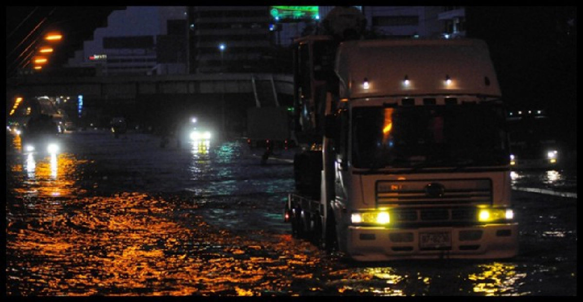 แยกสุทธิสาร-ลาดพร้าวน้ำท่วมสูง
