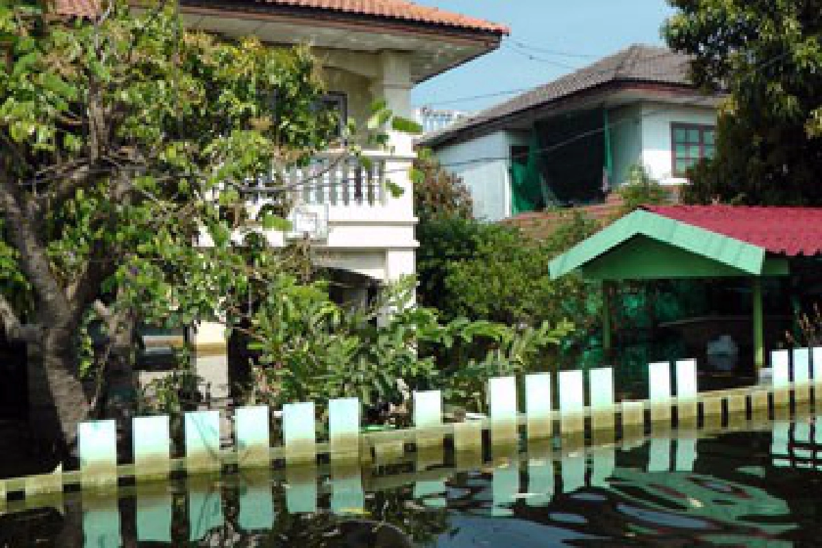 บางใหญ่ น้ำยังท่วมสูง บางใหญ่ น้ำยังท่วมสูง