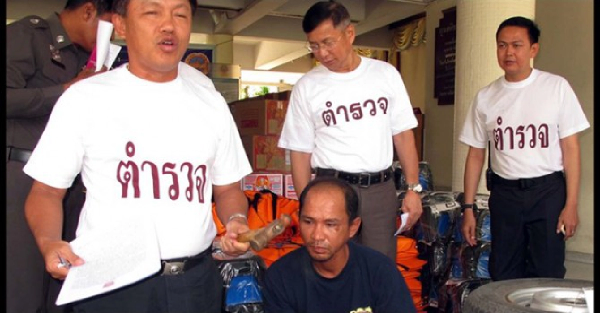 'น้ำท่วม-ตกงาน'...ทุบรถยังชีพ 'น้ำท่วม-ตกงาน'...ทุบรถยังชีพ