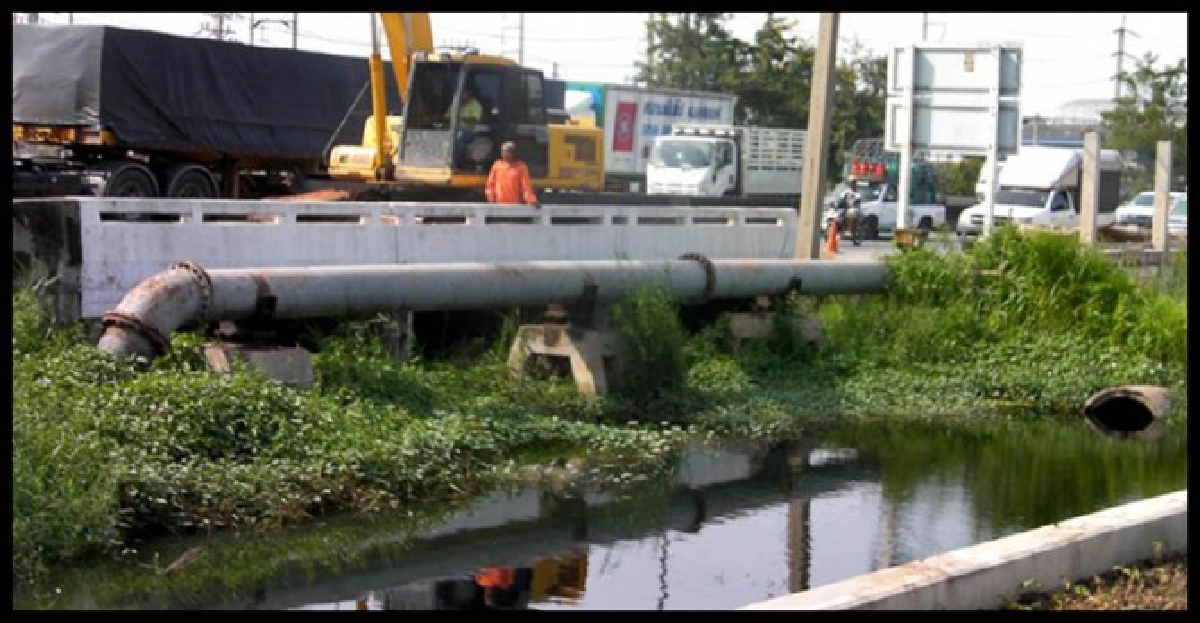 มวลน้ำทะลักท่วมถนนพระราม2แล้ว  