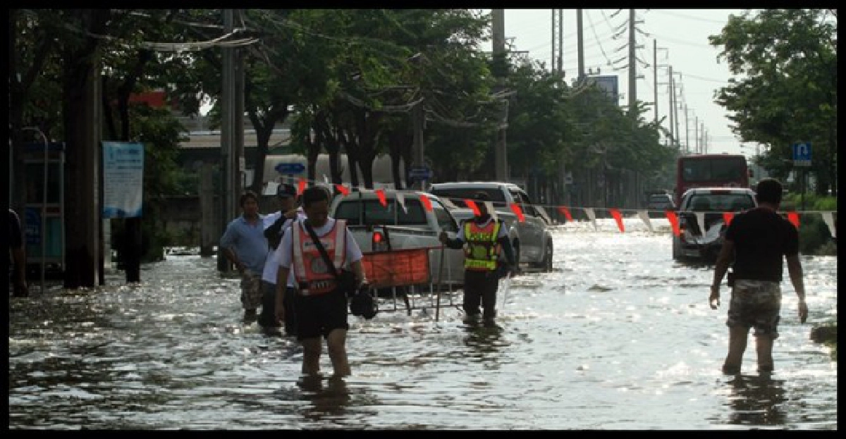 ชาวพระราม2ฮือปิดถนนรื้อคันกั้นน้ำ