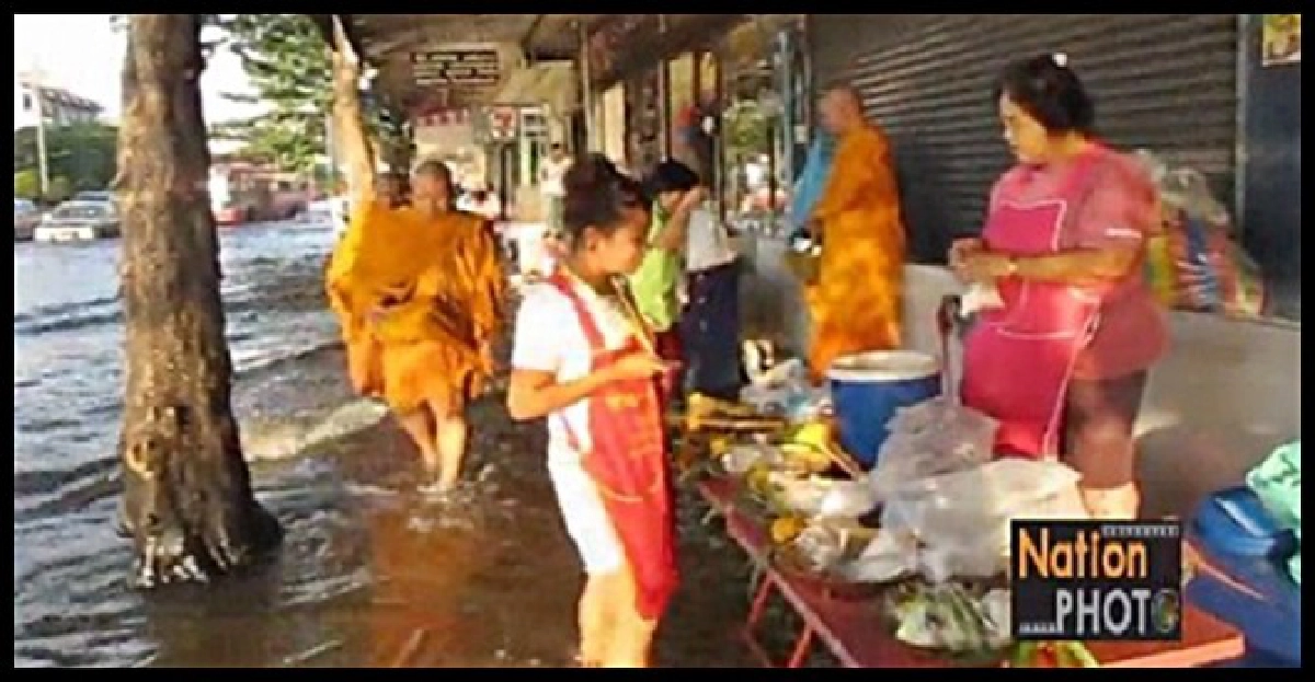 พระ-เณรลุยน้ำบิณฑบาตรที่มีนบุรี พระ-เณรลุยน้ำบิณฑบาตรที่มีนบุรี