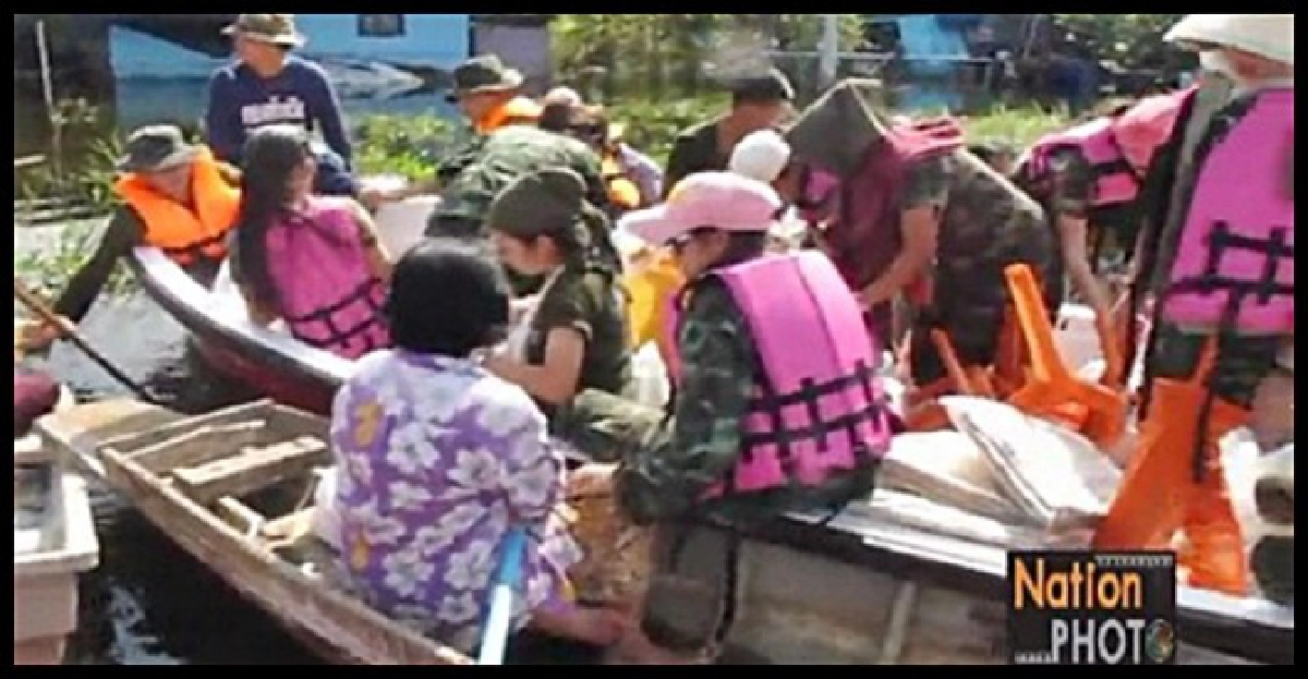 ทหารหญิงแจกถุงยังชีพนนทบุรี