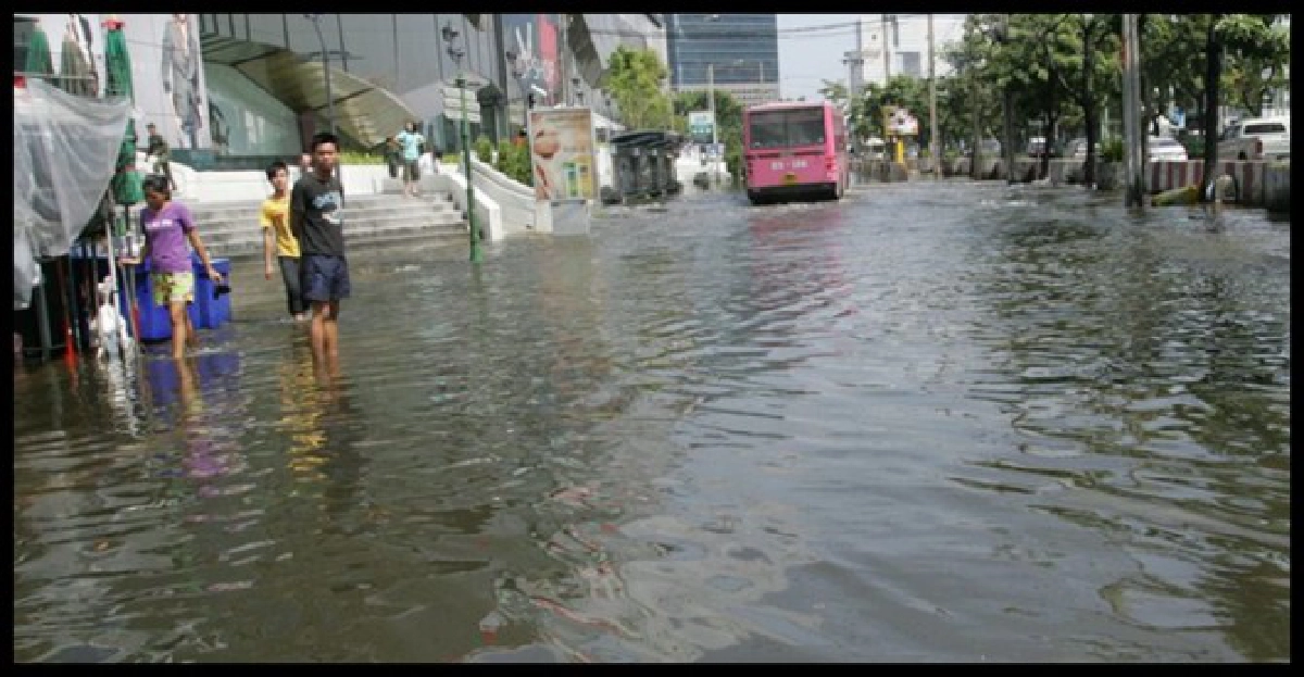 ศปภ.เร่งขุดลอกคลองลดน้ำพระราม2