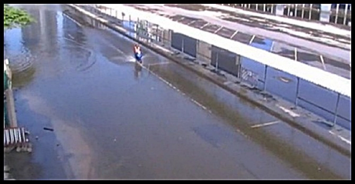 บริเวณรถไฟฟ้าหมอชิตน้ำลดลง! บริเวณรถไฟฟ้าหมอชิตน้ำลดลง!