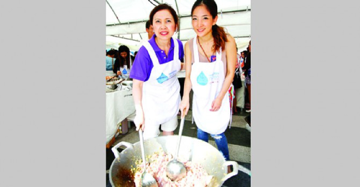 คนดังจับตะหลิวปรุงอาหารช่วยน้ำท่วม
คนดังจับตะหลิวปรุงอาหารช่วยน้ำท่วม