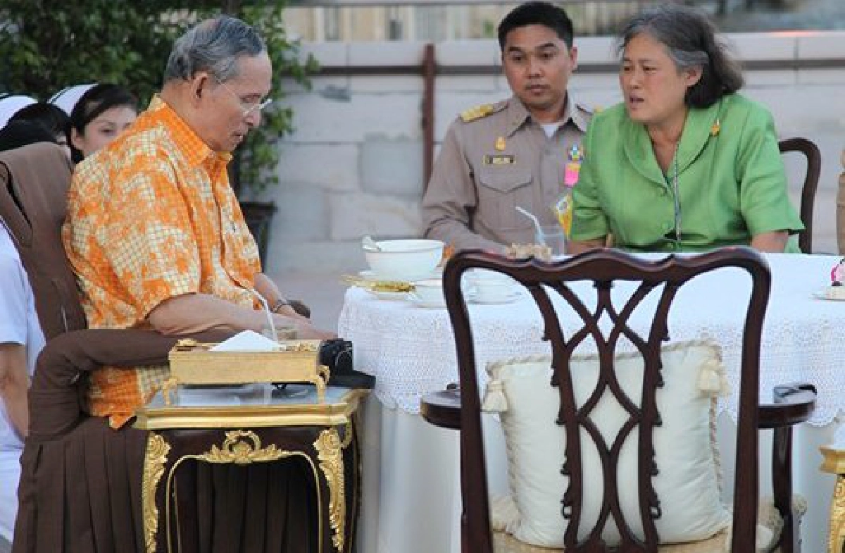 ในหลวงทอดพระเนตรระดับน้ำเจ้าพระยา