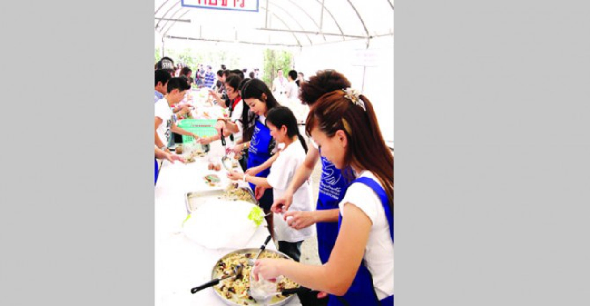 จิตอาสาสุขุมวิท เปิดครัวช่วยน้ำท่วม 

