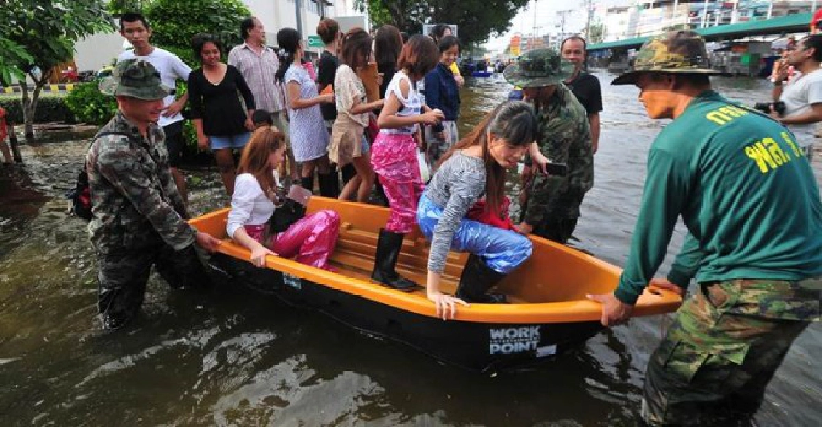 ทหารช่วยน้ำท่วมเสี่ยง'สังคัง-ไข่เน่า' ทหารช่วยน้ำท่วมเสี่ยง'สังคัง-ไข่เน่า'