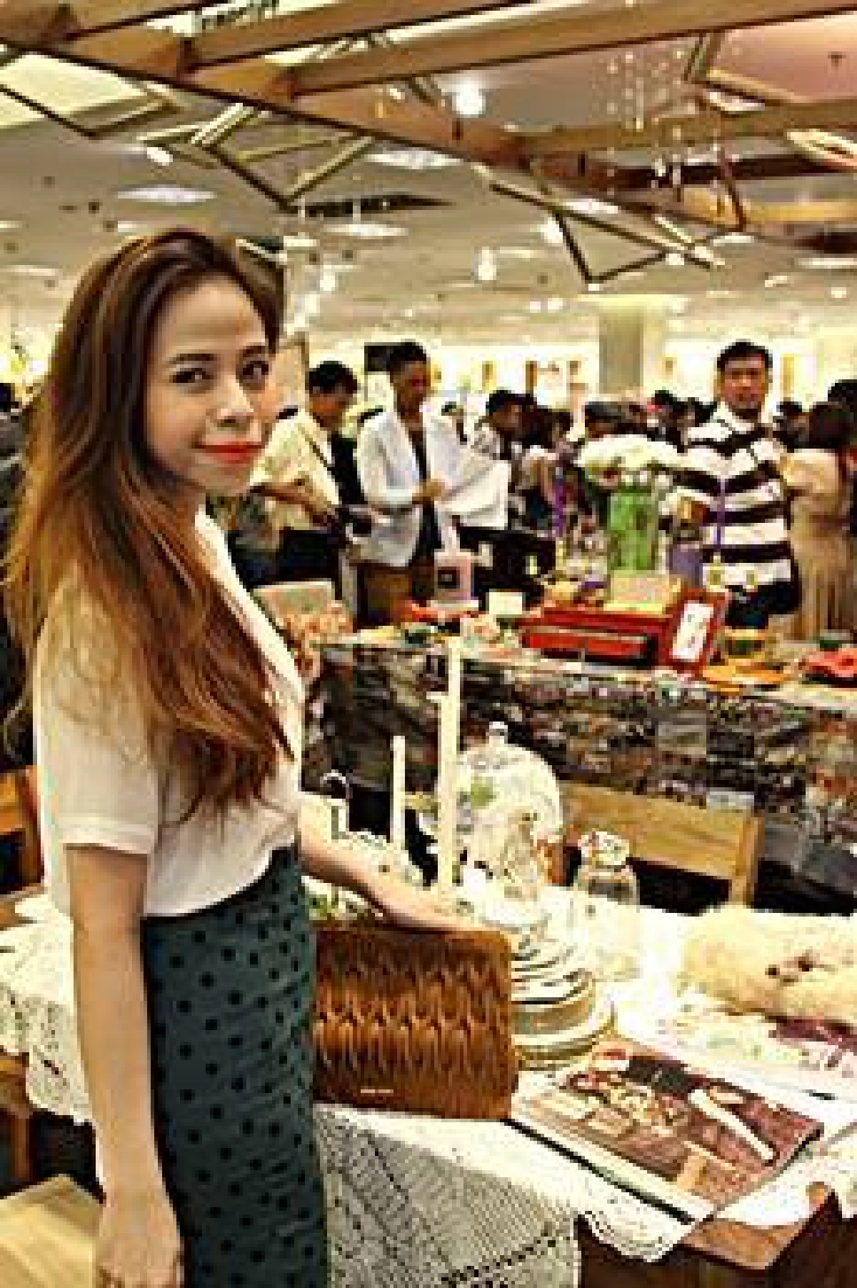 'เซเลบ'เพ้นท์บูทยางประมูลช่วยน้ำท่วม