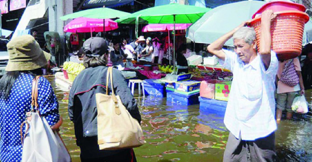 ตลาดน้ำ ( ท่วม ) 