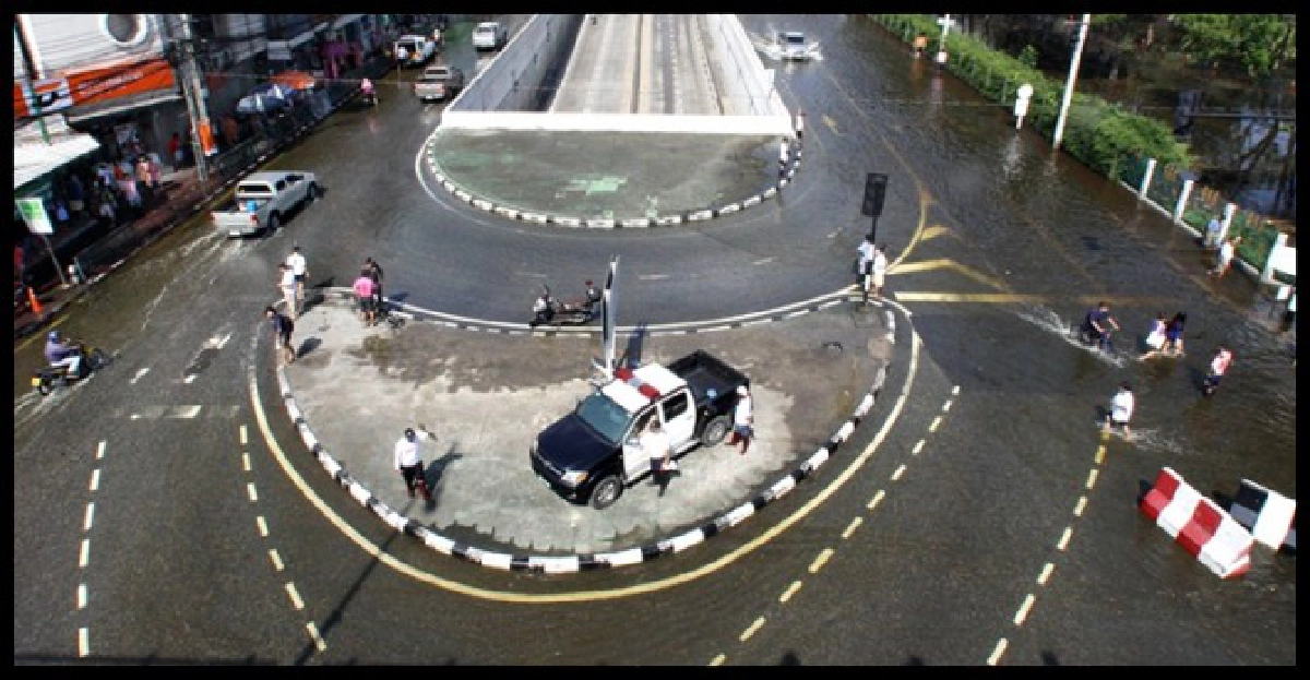 แยกเกษตรฯ น้ำยังท่วมขัง
