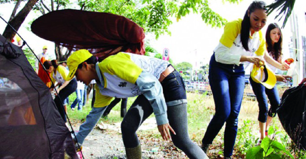 คนสวยตะลุยลงพื้นที่ช่วยผู้ประสบภัย
คนสวยตะลุยลงพื้นที่ช่วยผู้ประสบภัย