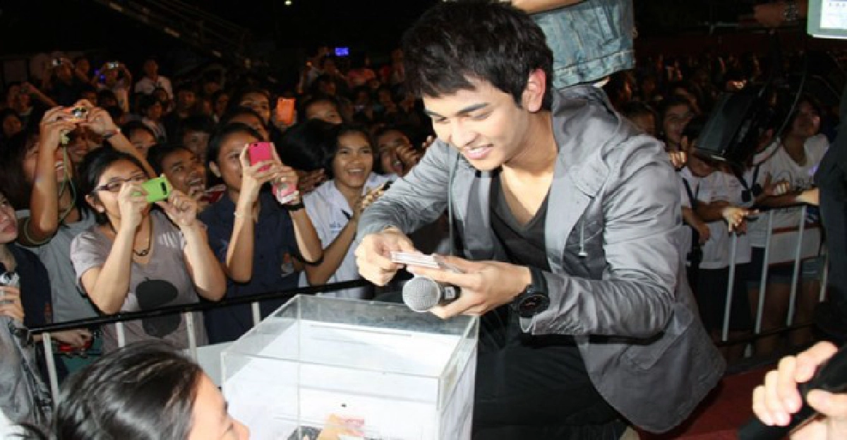 'กัน-นิว-จิ๋ว'นำทีม'ช่อง3'บุก'สมุทรปราการ'หาเงินช่วยน้ำท่วม
'กัน-นิว-จิ๋ว'นำทีม'ช่อง3'บุก'สมุทรปราการ'หาเงินช่วยน้ำท่วม