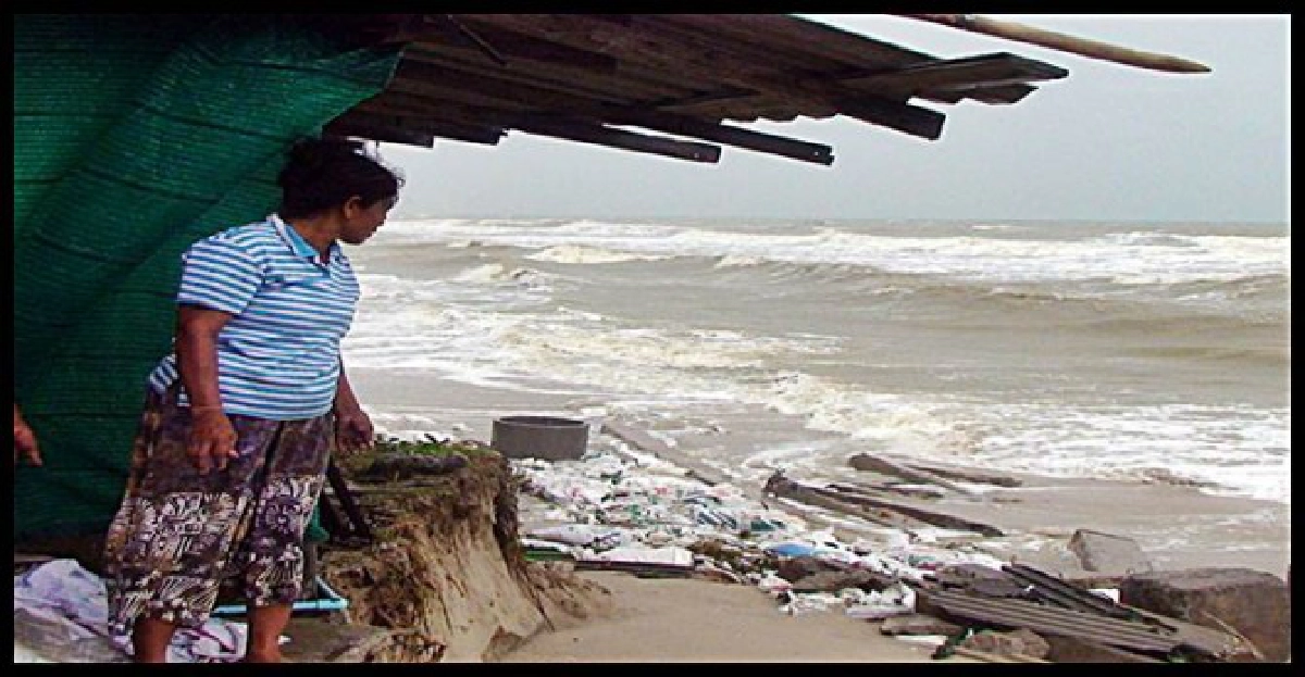 คลื่นซัด'บ้านบ่ออิฐ'เหลือแต่เสาบ้าน