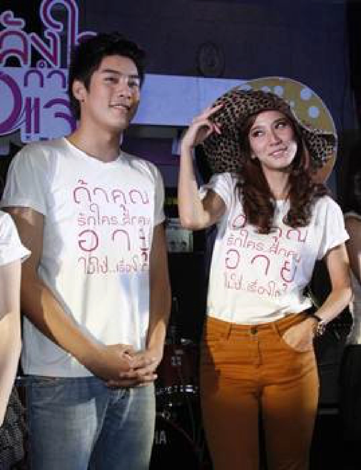 'อั้มพัชราภา'นำทีมประมูลของช่วยน้ำท่วม 'อั้มพัชราภา'นำทีมประมูลของช่วยน้ำท่วม