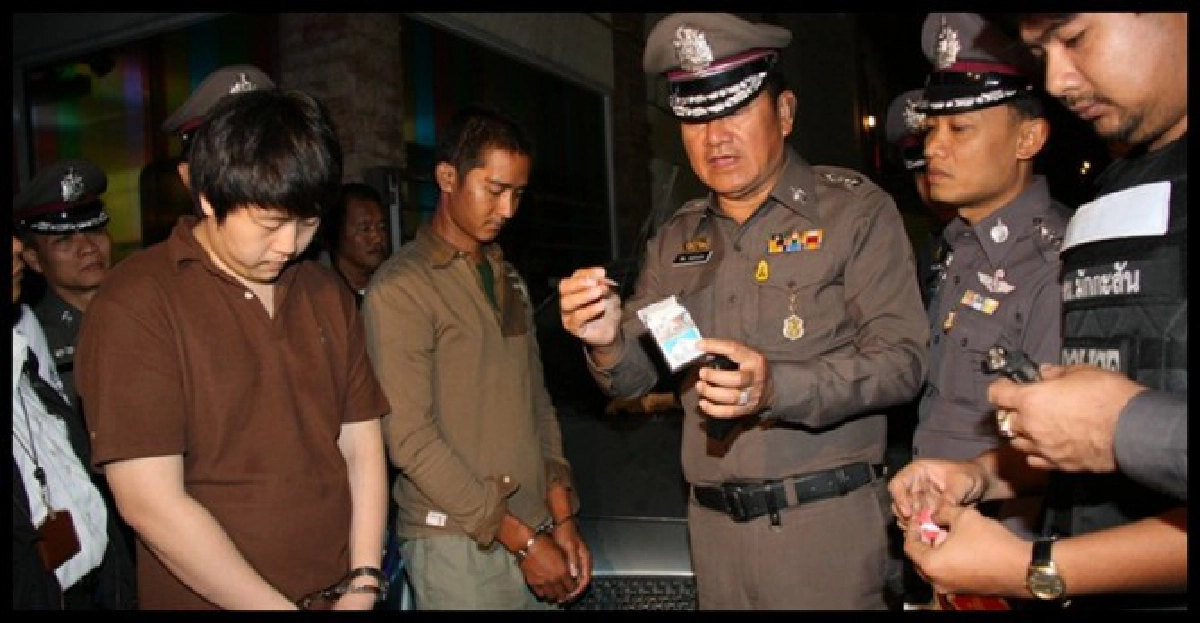 ผบก.น.1นำกำลังตรวจค้นผับ

