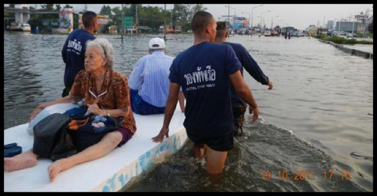 'กองทัพเรือ'ปักหลักสู้มหาอุทกภัย 'กองทัพเรือ'ปักหลักสู้มหาอุทกภัย