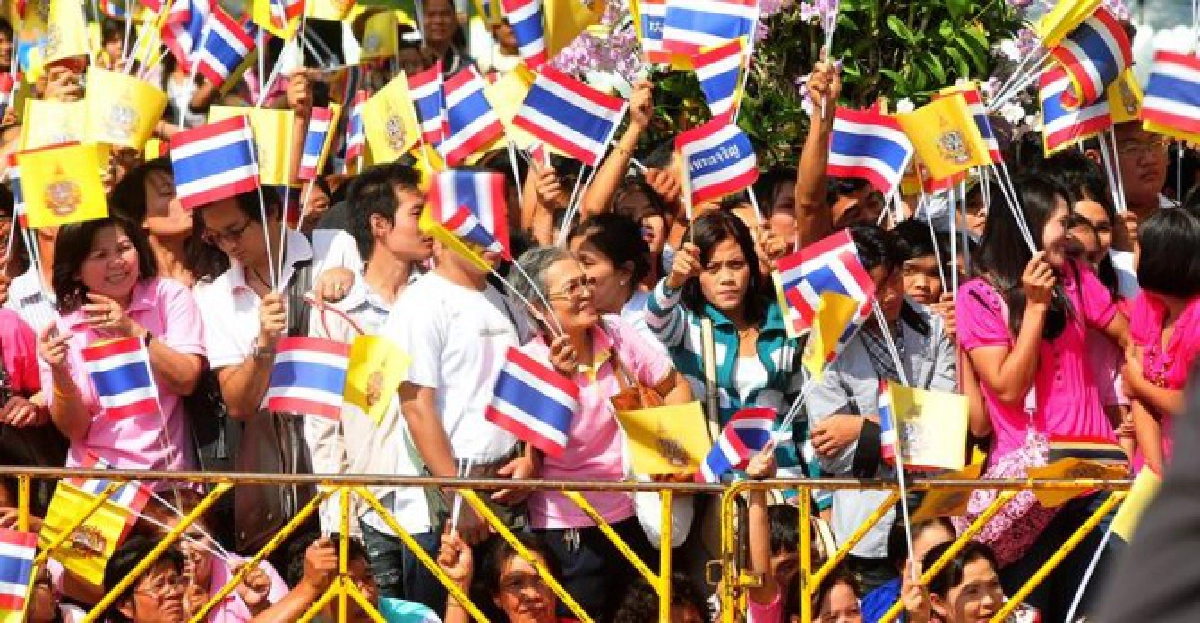 บรรยากาศการรอรับเสด็จของพสกนิกรชาวไทย